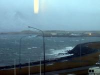 レイキャヴィーク市内のホテルの窓から見える荒れる海。う〜む寒々しいのぉ〜