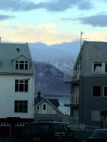 レイキャヴィーク市内。これは翌日撮ったもの。天気がいい日は「エーシャ山」がくっきり。美しい。 レイキャヴィーク市内。これは翌日撮ったもの。天気がいい日は「エーシャ山」がくっきり。美しい。