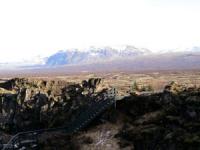 『ギャオ』(地球の割れ目)を横断するための橋 『ギャオ』(地球の割れ目)を横断するための橋