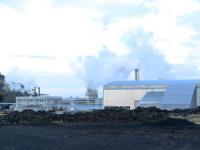 丸い窓（？）が可愛らしい。アイスランドは地熱発電と水力発電で電力をまかなっている。 ちなみに各世帯に、水道は山の天然水、お湯は温泉がひかれている。サイコ−
