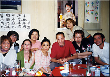 泉崎の台湾料理店にて。2002年も「にーにー」は『ぷー』　どうぞヨロシク